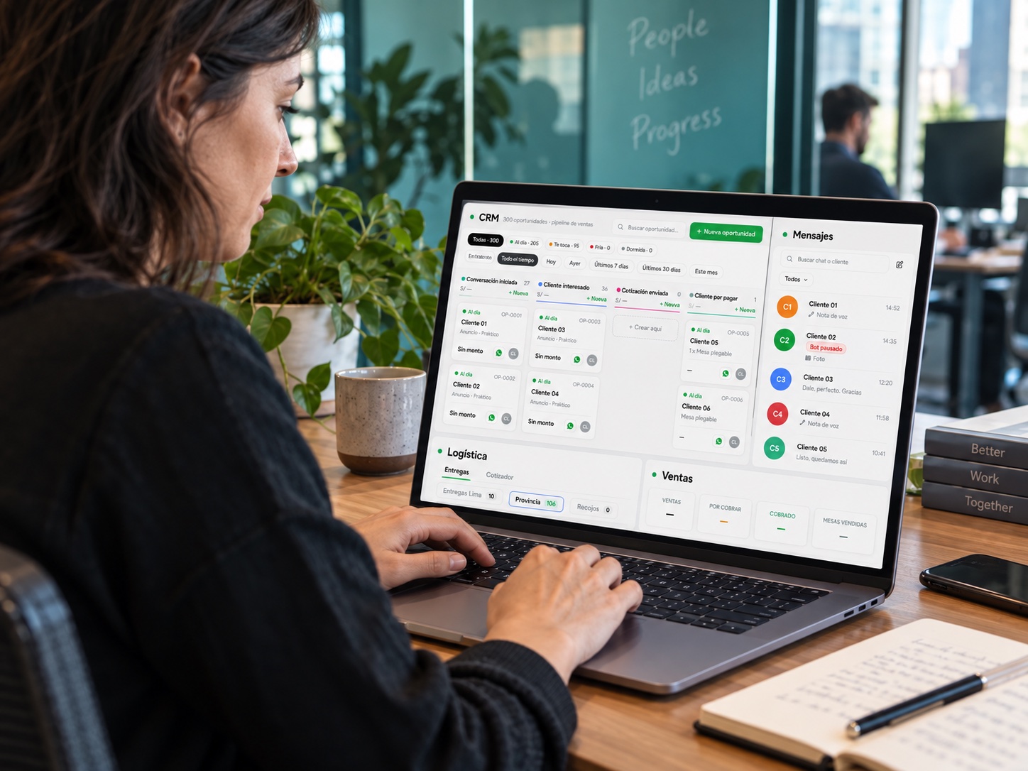 Sistema propio de CRM, mensajes y logística en una laptop