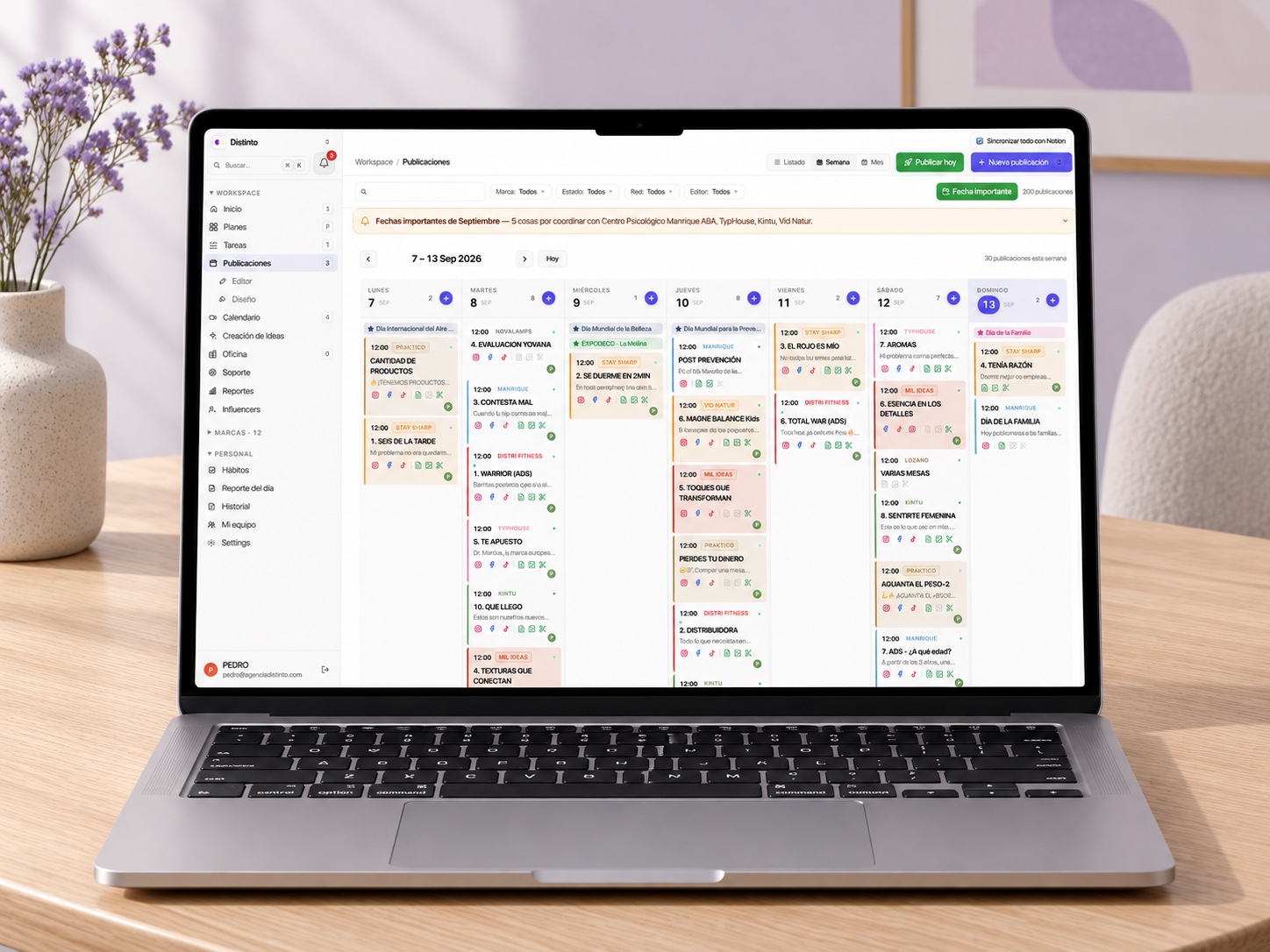 Calendario de publicaciones de Distinto en una laptop sobre una mesa de madera